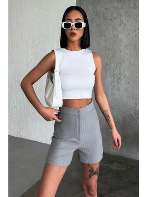 Karahanbey Zarif ve Şıklığı Bir Arada Sunan Yüksek Bel Krep Esnek Çimalı Çizgili Şort Gri ( Lisinya )