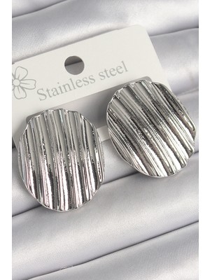 Karahanbey Pirinç Gümüş Renk Sallantı Işlemeli Daire Plaka Model Kadın Küpe - Lisinya