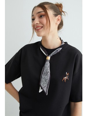 FullaModa Fular Detaylı Bisiklet Yaka Nakışlı Oversize Tişört