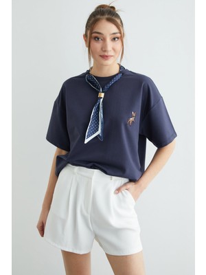 FullaModa Fular Detaylı Bisiklet Yaka Nakışlı Oversize Tişört