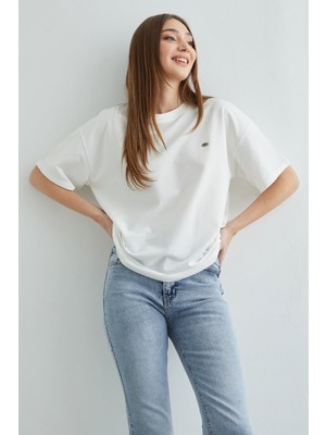 FullaModa Fiyonk Aksesuarlı Bisiklet Yaka Oversize Tişört