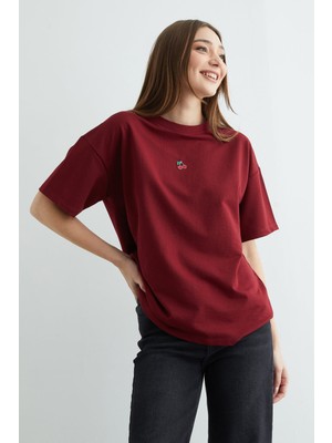 FullaModa Kiraz Aksesuarlı Bisiklet Yaka Oversize Tişört