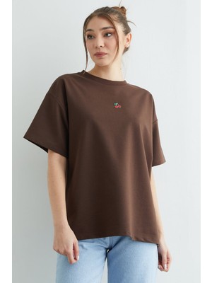 FullaModa Kiraz Aksesuarlı Bisiklet Yaka Oversize Tişört