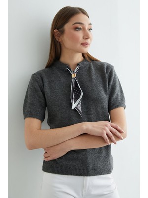 FullaModa Fular Detaylı Bisiklet Yaka Kısa Kol Triko Kazak