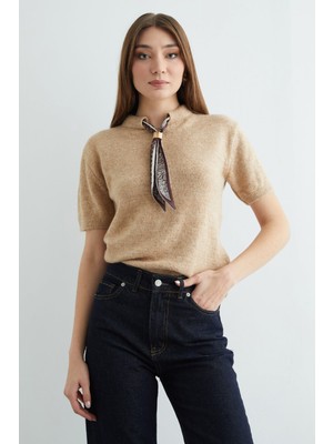 FullaModa Fular Detaylı Bisiklet Yaka Kısa Kol Triko Kazak