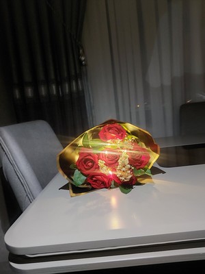 PremiumPort LED Işıklı 6’lı Kadife Kırmızı Gül ve Siyah Ambalajlı Buket