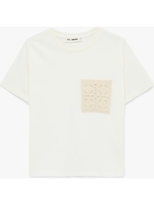 Koton Nakışlı Cep Detaylı Kısa Kollu Bisiklet Yaka Pamuklu Tişört