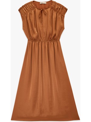 Koton Kolsuz Yuvarlak Bağlamalı Yaka Midi Boy Saten Elbise