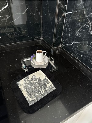 PremiumPort Şık Siyah Püsküllü Fransız Köylüler Baskılı Kokteyl Peçetesi