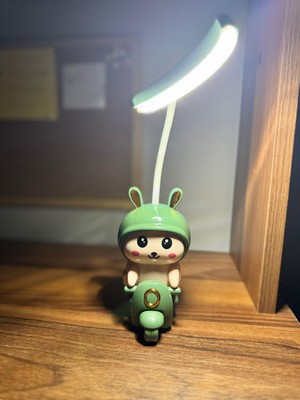 Sevimli Scooterlı Tavşan Masa Lambası – LED Işıklı, Dekoratif & Fonksiyonel