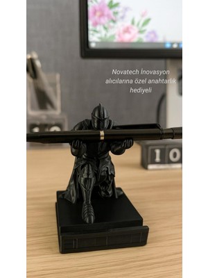NOVATECH İNOVASYON Şövalye Figürlü Kalem Tutucu 1 Adet Siyah 8x10x12 cm Masa Üstü Organizeri