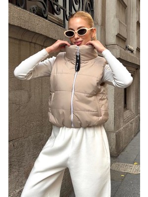 Keyifli Moda Bej Sırtı Taş Işlemeli Dik Yaka Kısa Şişme Yelek