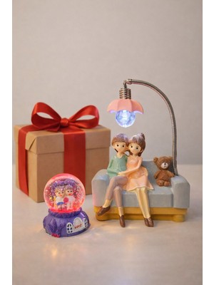 Kesene Sevgiliye 2'li Biblo Seti Romantik Çift Temalı Masa Lambası ve Işıklı Kar Küresi Gece Lambası Pembe