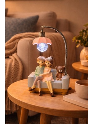 Kesene Sevgiliye Hediye Koltukta Oturan Romantik Aşıklar Temalı Işıklı Biblo Masa Gece Lambası 18 cm Pembe