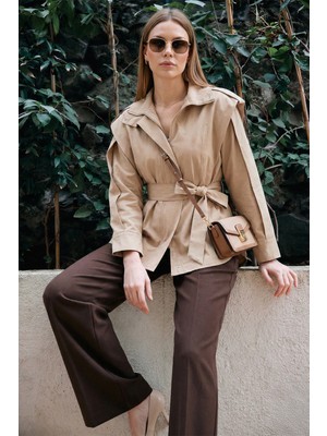 Lela Regular Fit Dik Yaka Geniş Omuzlu Kuşaklı Trençkot Bayan Trençkot 6927623