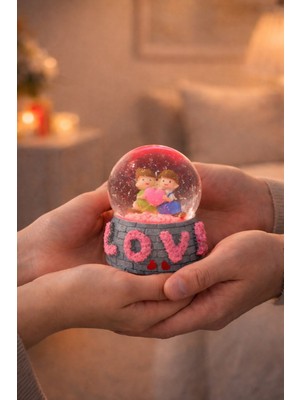 Kesene Sevgiliye hediye Love Kalp Temalı Sevgililer Aşıklar Figürlü 9 cm Işıklı Kar Küresi Dekoratif Hediye