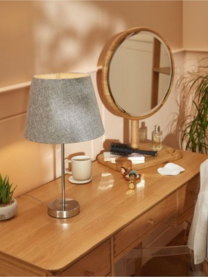 PremiumPort Modern Gri Krom Ayaklı Gece Lambası, Şapka Tasarımıyla Şıklık Katıyor