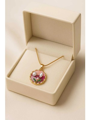 Glimz Jewelry Pembe Mineli Inci Çiçekli Işlemeli Çelik Kolye