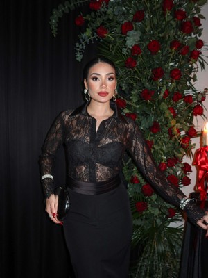 Esra Helvacı Saten Yaka Transparan Gömlek