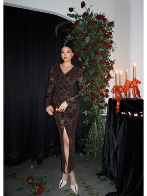 Esra Helvacı Aksesuarlı Kadife Desenli Yırtmaç Elbise