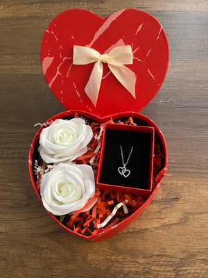 Gülümse Gel 14 Şubat Sevgililer Günü Hediyesi Sevgiliye Beyaz Gül Kalpli Kolye Hediye Kutusu Doğum Günü