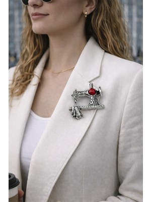 Modex Retro Oyma Detay Taş Süslemeli Dikiş Makinası Broş (4cm)