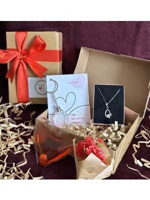 IRONMOON Sevgililer Günü Hediye Seti-Çelik Kolye-Işıklı Anahtarlı-Kalp Şeklinde Elı Istıcı-Kırmızı Çiçek Buketi