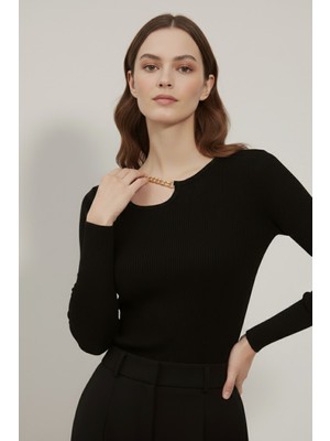buğrahayalin Kadın Siyah Pamuklu Kaşkorse Zincir Detaylı Pencere Yaka Cut Out Slim Fit Esnek Bluz