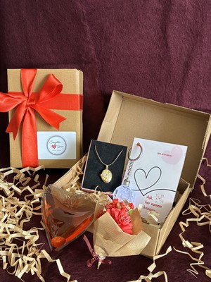 IRONMOON Sevgililer Günü Hediye Seti-Çelik Kolye-Işıklı Anahtarlı-Kalp Şeklinde Elı Istıcı-Kırmızı Çiçek