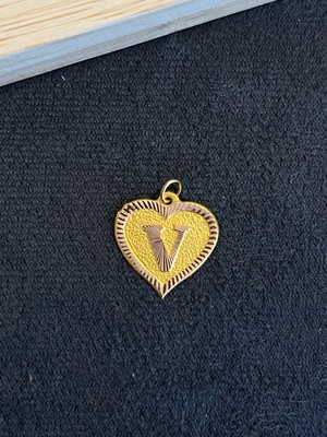 Aida Jewelss 14 Ayar Altın Harfli Kolye Ucu Kalp Modeli V Harfi Altın Kolye Ucu