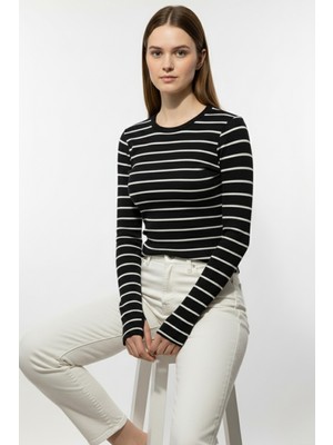 buğrahayalin Kadın Siyah Çizgili Parmak Geçmeli Bluz
