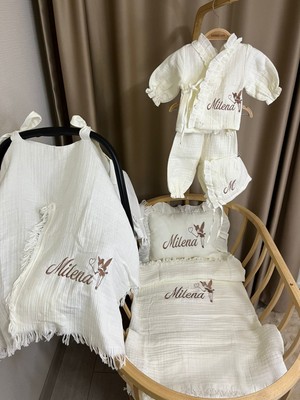 Handemnakış Tasarım Isimli Nakışlı Müslin 6'lı Hastane Çıkış Set-Alt Üst Takım Şapka Battaniye Puset Örtüsü Yastık Kılıf