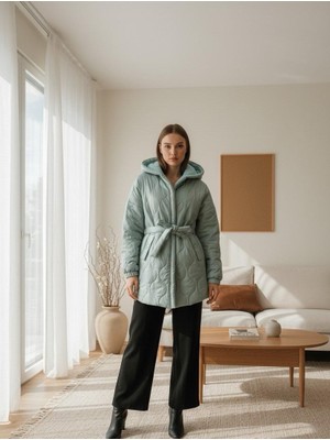 Luniva Kadın Mint Yeşili Kuşaklı Şişme Mont – Peluş Astarlı, Fermuarsız Tasarım