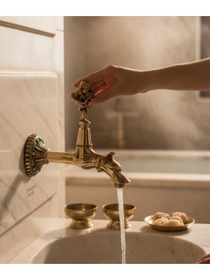 İsaoğlu Yapı Motifli Kurna Musluğu Vintage Tasarım Melek Motifli Duvardan Armatür Gold Pirinç Renk