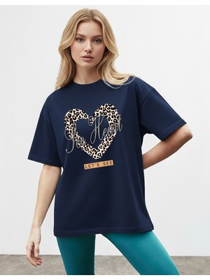 Caddekombin Kadın Leopar Kalp Baskılı Bisiklet Yaka Lacivert T-Shirt