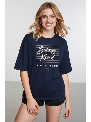 Caddekombin Kadın Altın Yaldız Çizgi Baskı Detaylı Lacivert T-Shirt