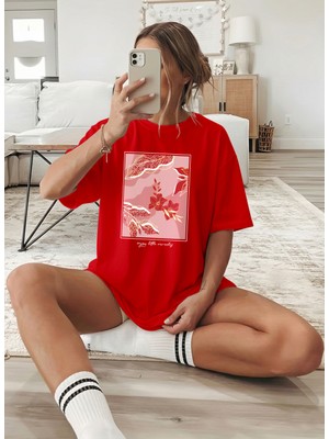 Caddekombin Kadın Botanik Illüstrasyonlu Grafik Baskılı Kırmızı T-Shirt