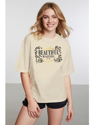 Caddekombin Kadın Leopar Desen Slogan Baskılı Bisiklet Yaka Bej T-Shirt