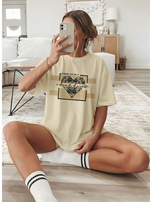 Caddekombin Kadın Dantelli Kalp Detaylı Baskılı Bej T-Shirt