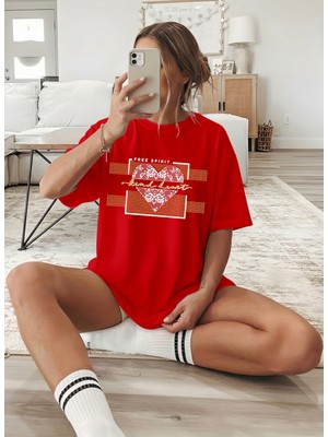 Caddekombin Kadın Dantelli Kalp Detaylı Baskılı Kırmızı T-Shirt