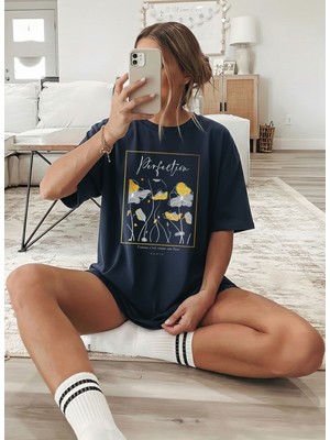 Caddekombin Kadın Modern Art Temalı Grafik Baskılı Lacivert T-Shirt