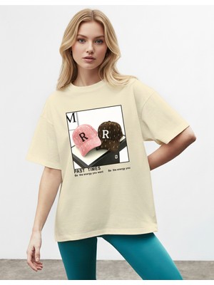 Caddekombin Kadın Retro Şapka Baskılı Yuvarlak Yaka Bej T-Shirt