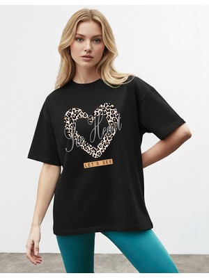 Caddekombin Kadın Leopar Kalp Baskılı Bisiklet Yaka Siyah T-Shirt