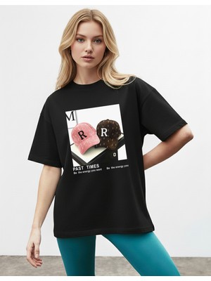 Caddekombin Kadın Retro Şapka Baskılı Yuvarlak Yaka Siyah T-Shirt