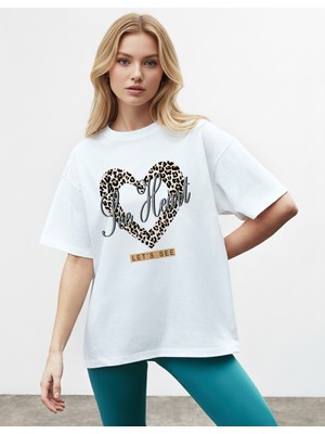 Caddekombin Kadın Leopar Kalp Baskılı Bisiklet Yaka Beyaz T-Shirt