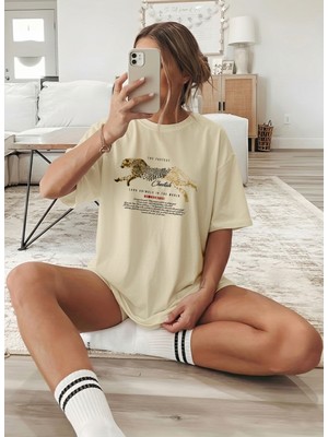Caddekombin Kadın Çita Desenli Tipografi Baskılı Bej T-Shirt