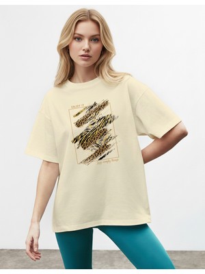 Caddekombin Kadın Gold ve Zebra Desenli Enjoy It Yazılı Bej T-Shirt