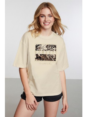 Caddekombin Kadın Leopar Desenli Gold Çerçeveli Bej T-Shirt