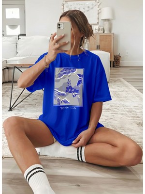 Caddekombin Kadın Botanik Illüstrasyonlu Grafik Baskılı Saks Mavi T-Shirt