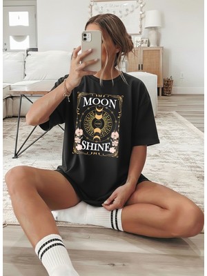 Caddekombin Kadın Ay Evreleri ve Çiçek Figürlü Mistik Siyah T-Shirt